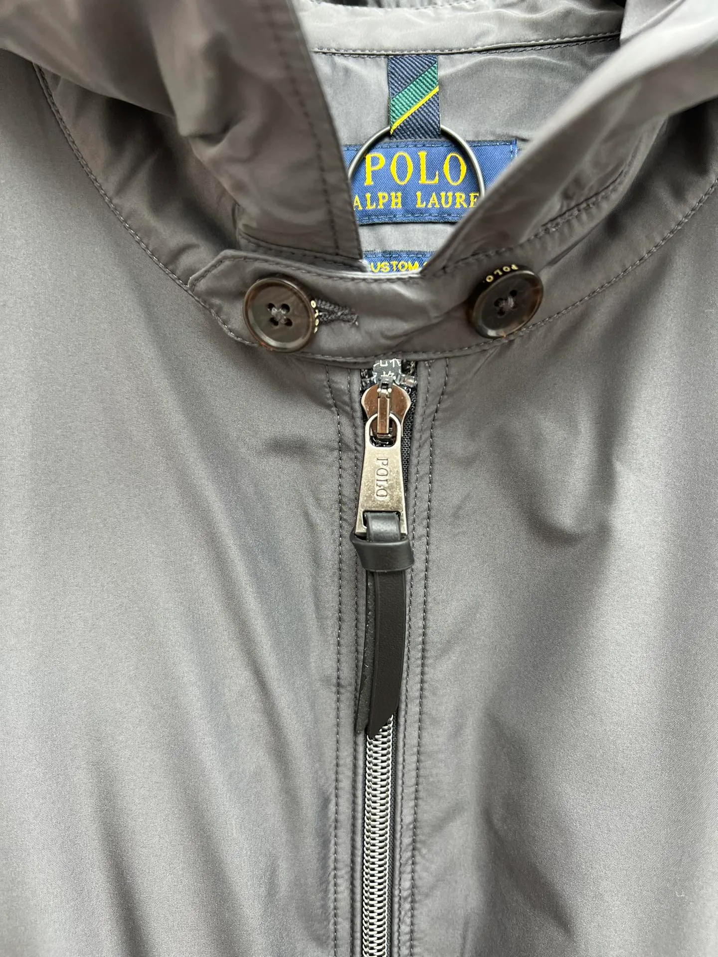 P710 POLO 25ss new packable jacket. This jacket can be stored in its own jacket and can be hung on the luggage handle after being stored. It is an ideal choice for travel. It is made of waterproof fabric and equipped with multiple pockets to store your regular supplies. Size: M.L.XL.XXL.